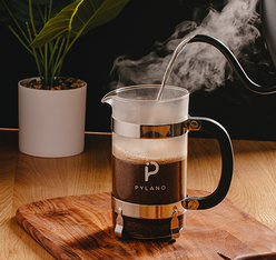 eau chaude versee dans la cafetiere cali